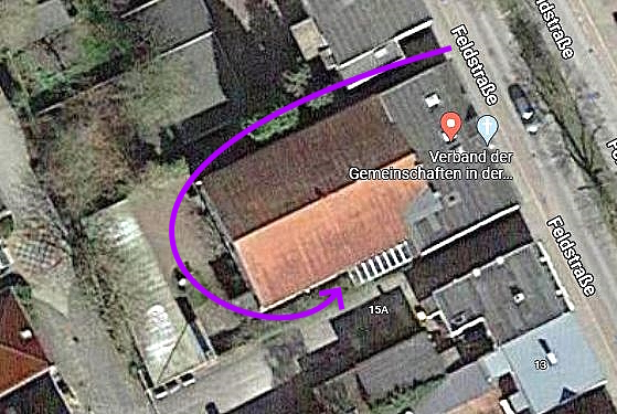 Rechts vom Eingang Feldstraße 17 befindet sich der Weg zum barrierefreien Eingang auf der Rückseite des Hauses.